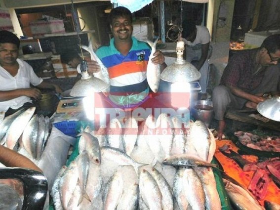 Bengalees celebrate Bijoya Dasami with delicious food items across Tripura : Hilsa prices shoot up to Rs. 1000 / 1500 